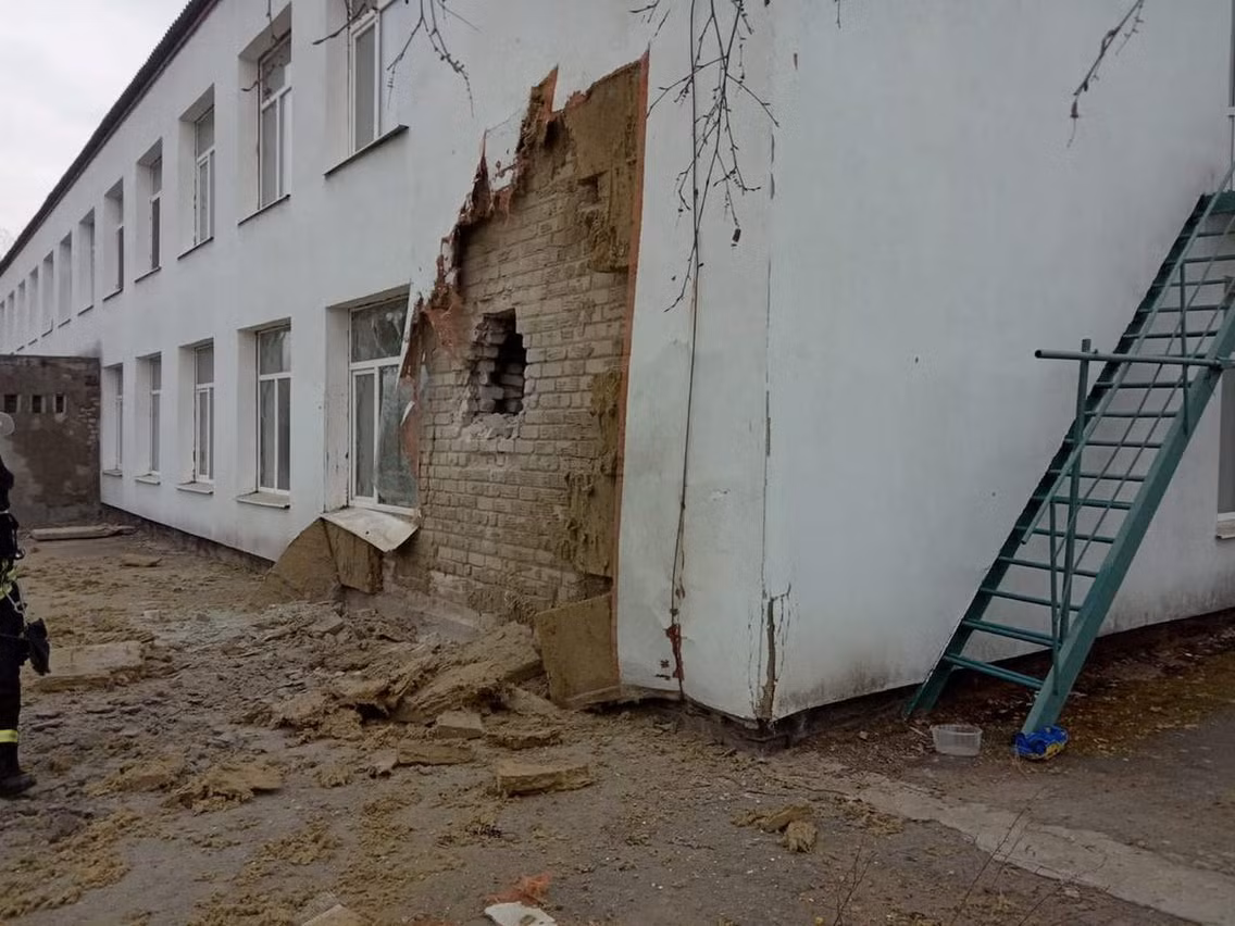 Hôm thứ Bảy ngày 19/02, Ủy ban Điều tra Nga đã mở một vụ án hình sự sau vụ pháo kích vào vùng Rostov từ Ukraine. Theo các nhà điều tra, những kẻ không xác định được danh tính đã bắn đạn từ nhiều hệ thống phóng tên lửa vào khu vực biên giới ở quận Tarasovsky.