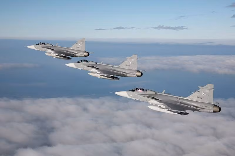 Phía Trung Quốc thiếu kinh nghiệm trong các tình huống 2 đấu 2, phi công thường đánh giá sai mối đe dọa và không áp dụng đầy đủ biện pháp tránh tên lửa. Trong khi đó, phi công Thái Lan sử dụng triệt để mồi bẫy và biện pháp cơ động, giúp hạn chế nguy cơ bị bắn hạ.