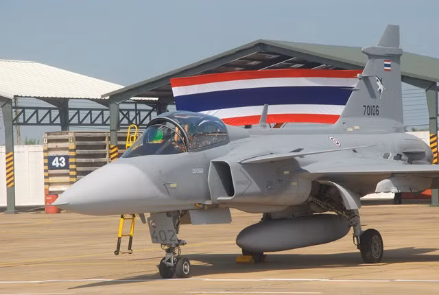 Không quân Thái Lan hiện đang sở hữu 12 chiếc JAS-39 Gripen mua từ Thuỵ Điển (trong đó 01 chiếc bị tai nạn năm 2017). Những chiếc tiêm kích hạng nhẹ JAS-39 mua từ 2012 với tổng giá trị 1,3 tỉ USD. Mỗi chiếc Gripen C hay D (hai phi công) có giá khoảng 76,1 triệu USD. Nguồn ảnh: Foxt.