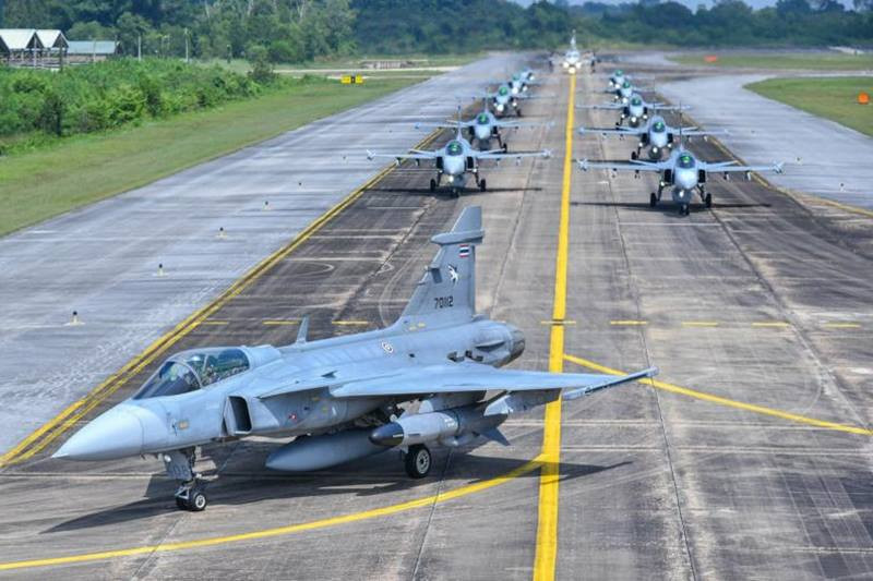 Phía Thái Lan sử dụng 12 tiêm kích hạng nhẹ JAS-39C/D Gripen tham gia diễn tập và đối đầu với các chiến đấu cơ Trung Quốc trong những màn không chiến giả định.