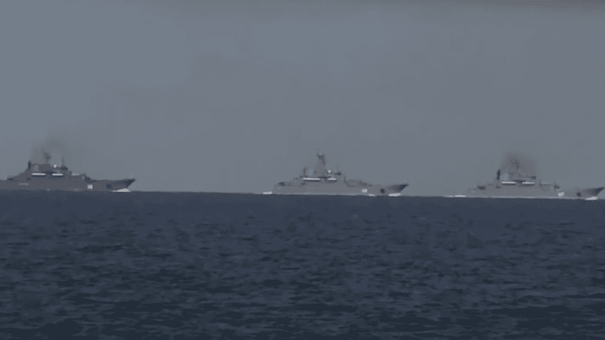Bộ Quốc phòng Nga đã chia sẻ một đoạn video về các chuyển động của hạm đội tàu chiến trên mạng xã hội Twitter vào hôm thứ Ba ngày 08/2 vừa qua, với nhan đề “Biệt đội tàu đổ bộ lớn của Hải quân Nga đi qua eo biển Bosphorus và Dardanelles”.