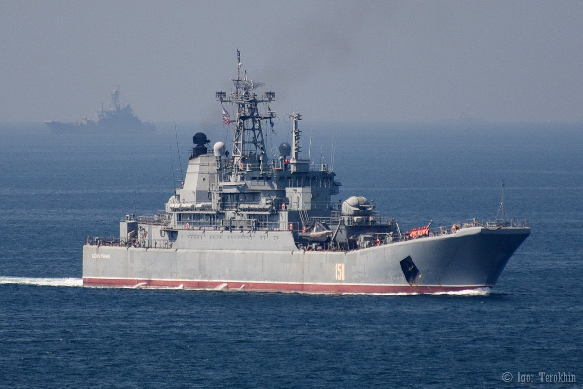 Thổ Nhĩ Kỳ - một thành viên NATO, về mặt pháp lý có thể đóng cửa giao thông qua eo biển vào Biển Đen nếu Nga tấn công Ukraine, nhưng hiện tại tuyến đường thủy vẫn đang mở.