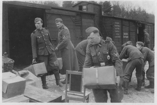 Tổng cộng, đã có 1.408 công dân Phần Lan (trong đó có 12% là người gốc Thuỵ Điển) gia nhập lực lượng Waffen SS. Các công dân Phần Lan được các chuyến tàu của Hải quân Đức chở từ Turku và Vaasa (Phần Lan) tới Danzig và Stettin (Đức). Ban đầu, những người này sẽ được huấn luyện cơ bản vài ngày tại Stralsund rồi sau đó được chuyển tới Trại huấn luyện Schönbrunn của Waffen-SS tại Wien, Áo.