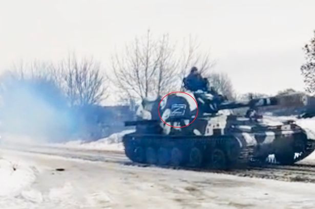 Những người chú ý quan sát nhận thấy rằng dấu hiệu Z nói trên được vẽ trong một hình vuông, nhưng không theo quy cách nhất định mà được vẽ một cách vội vàng.