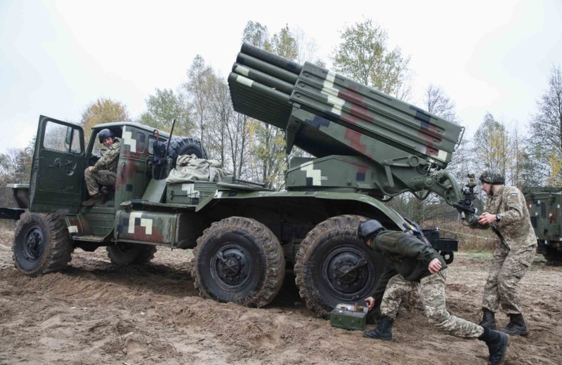 Các ý kiến khác cũng được đưa ra trong một ấn bản khác của phương Tây. Một trong số đó viết như sau: "Quân đội Nga áp dụng biểu tượng Z để tránh bắn nhầm vào nhau, vì Nga có nhiều loại thiết bị giống như quân đội Ukraine".