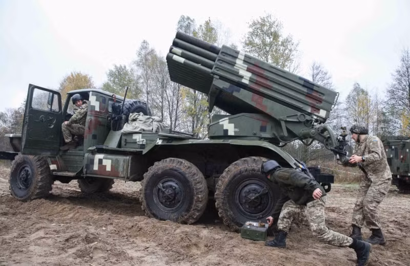 Các ý kiến khác cũng được đưa ra trong một ấn bản khác của phương Tây. Một trong số đó viết như sau: "Quân đội Nga áp dụng biểu tượng Z để tránh bắn nhầm vào nhau, vì Nga có nhiều loại thiết bị giống như quân đội Ukraine".