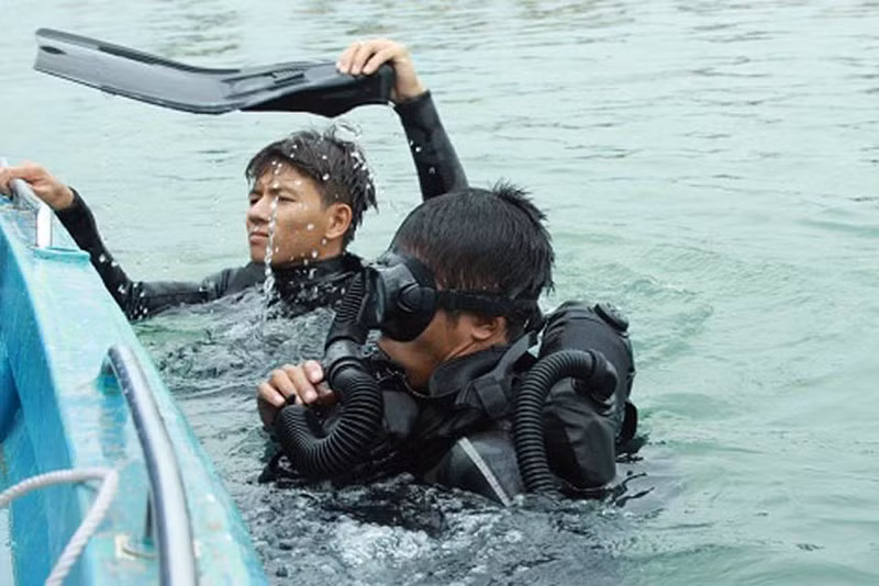 Trong buồng tăng, giảm áp, sức ép sẽ làm cho lồng ngực có cảm giác như sắp vỡ tung ra, gây khó thở, khó chịu vô cùng. Nhưng đã là người nhái thì nhất thiết phải trải qua công đoạn này mới có thể lặn được ở độ sâu hàng chục mét, nếu không sẽ hy sinh bất cứ lúc nào khi thực hiện nhiệm vụ trên biển. Nguồn ảnh: TH.