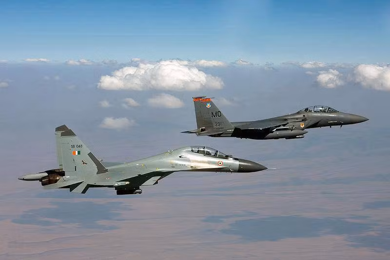 Do đó, F-15EX được coi là có cơ hội tốt hơn để chống lại Su-35 so với F-15 từ những năm 1980 khi đối đầu với Su-27. Các biến thể F-15 mới nhất được hưởng lợi từ hệ thống điện tử hàng không, liên kết dữ liệu và cảm biến được đánh giá có nhiều mặt hơn Su-35.