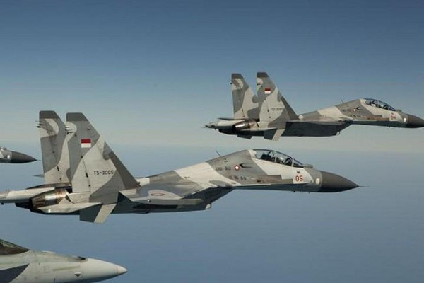 Ban đầu Indonesia dự kiến thay thế các máy bay chiến đấu Su-27 và Su-30 bằng máy bay chiến đấu Su-35S thế hệ 4 ++ hiện đại hơn. Tuy nhiên, Mỹ đã đe dọa áp đặt các biện pháp trừng phạt kinh tế đối với Indonesia khi nước này mua vũ khí hiệu suất cao của Nga, điều này đã khiến Jakarta phải thay đổi kế hoạch và mua F-15 thay thế.
