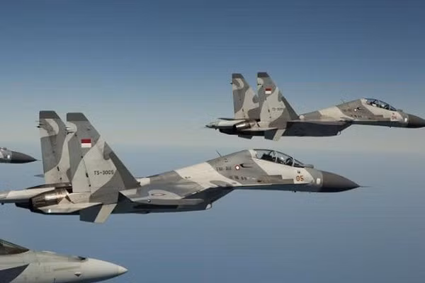 Ban đầu Indonesia dự kiến thay thế các máy bay chiến đấu Su-27 và Su-30 bằng máy bay chiến đấu Su-35S thế hệ 4 ++ hiện đại hơn. Tuy nhiên, Mỹ đã đe dọa áp đặt các biện pháp trừng phạt kinh tế đối với Indonesia khi nước này mua vũ khí hiệu suất cao của Nga, điều này đã khiến Jakarta phải thay đổi kế hoạch và mua F-15 thay thế.
