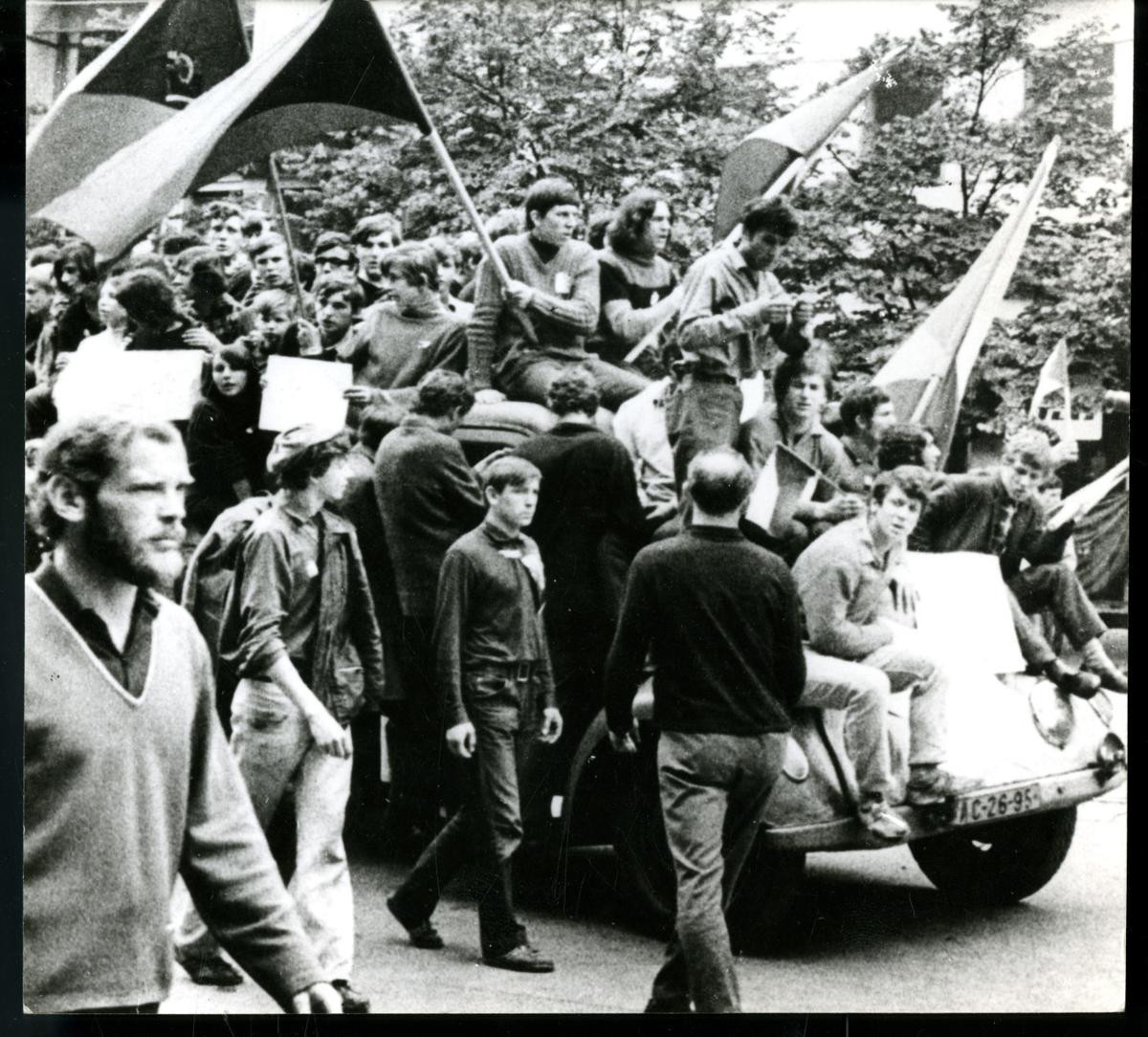 Dân chúng chủ yếu là tại Praha, Bratislava và các thành phố lớn khác, thể hiện sự không hài lòng với những gì đang xảy ra, họ đã chán ngán với những cuộc xung đột, đặc biệt là sự phá hoại của đám đông quá khích.