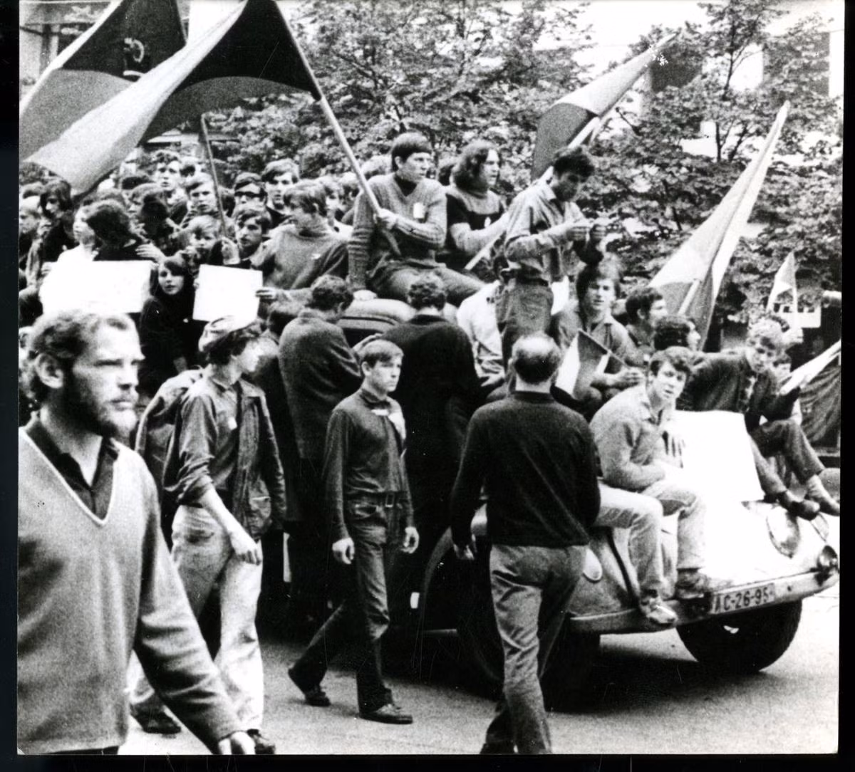 Dân chúng chủ yếu là tại Praha, Bratislava và các thành phố lớn khác, thể hiện sự không hài lòng với những gì đang xảy ra, họ đã chán ngán với những cuộc xung đột, đặc biệt là sự phá hoại của đám đông quá khích.