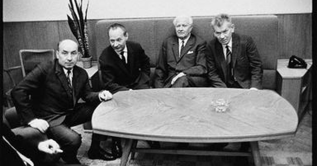 Đại tá Shishkin, một sĩ quan “lực lượng đặc biệt” nhớ lại: Lúc đó tôi là trung tá, xông vào Văn phòng của Tổng Bí thư Dubsek, trong đó rất nhiều người. Tôi chào họ. Nhưng đáp lại bằng một sự im lặng. Đột nhiên ông Kriegel (một lãnh đạo) nói: "Lạy Chúa! Sao lại phải đưa quân đội đến chỗ chúng tôi làm gì?" - bản thân lãnh đạo của Tiệp Khắc cũng bất ngờ không kém gì người dân nước này.