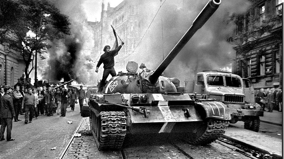 Tuy vậy, trong ba ngày đêm đó, bàn tay của những kẻ côn đồ và khiêu khích cũng đã làm bị thương năm người, trong đó có hai lính dù. Cùng với lực lượng tiên phong của lực lượng quân dù Liên Xô, với sự hiệp đồng rất chặt chẽ từ Bộ chỉ huy Khối Hiệp ước Quân sự Warszawa, đứng đầu là Nguyên soái Liên Xô Jakubowski.