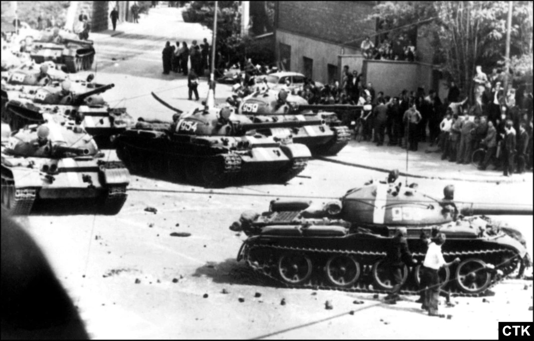 Đúng 0 giờ ngày 21/08, các cánh quân cơ giới của Liên Xô, Bulgaria, Ba Lan, Đông Đức và Hungary từ bốn hướng vượt qua biên giới vào Tiệp Khắc tại hai mươi điểm.