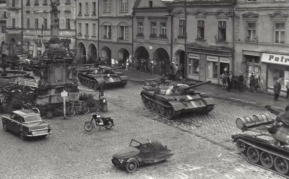 Trên hướng chính tiến vào chiếm giữ Thủ đô Praha, có Tập đoàn quân độc lập số 20 nhiệm vụ của họ ngăn chặn sự quá khích của các lực lượng phản cách mạng ở Praha và các thành phố khác. Qua đó thiết lập sự kiểm soát hoàn toàn đối với các cơ quan nhà nước, đảng và các công sở khác, đảm bảo an ninh tin cậy cho dân chúng.