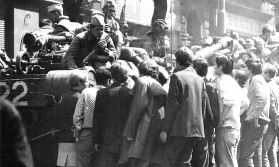 Sau này, đám đông dân chúng kích động xếp đội hình đi bộ và trên các xe ô-tô gắng sức đột nhập vào tòa nhà. Các chiến sĩ thuộc lực lượng dù Liên Xô đã phải khó nhọc ghìm giữ họ quyết liệt trong suốt hai ngày đêm và chỉ đến ngày 23/08, nhóm Titov mới được giải phóng khỏi nhiệm vụ giữ an ninh cho mục tiêu này.