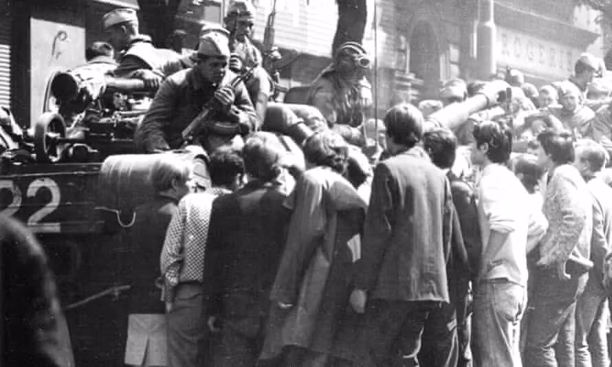 Sau này, đám đông dân chúng kích động xếp đội hình đi bộ và trên các xe ô-tô gắng sức đột nhập vào tòa nhà. Các chiến sĩ thuộc lực lượng dù Liên Xô đã phải khó nhọc ghìm giữ họ quyết liệt trong suốt hai ngày đêm và chỉ đến ngày 23/08, nhóm Titov mới được giải phóng khỏi nhiệm vụ giữ an ninh cho mục tiêu này.