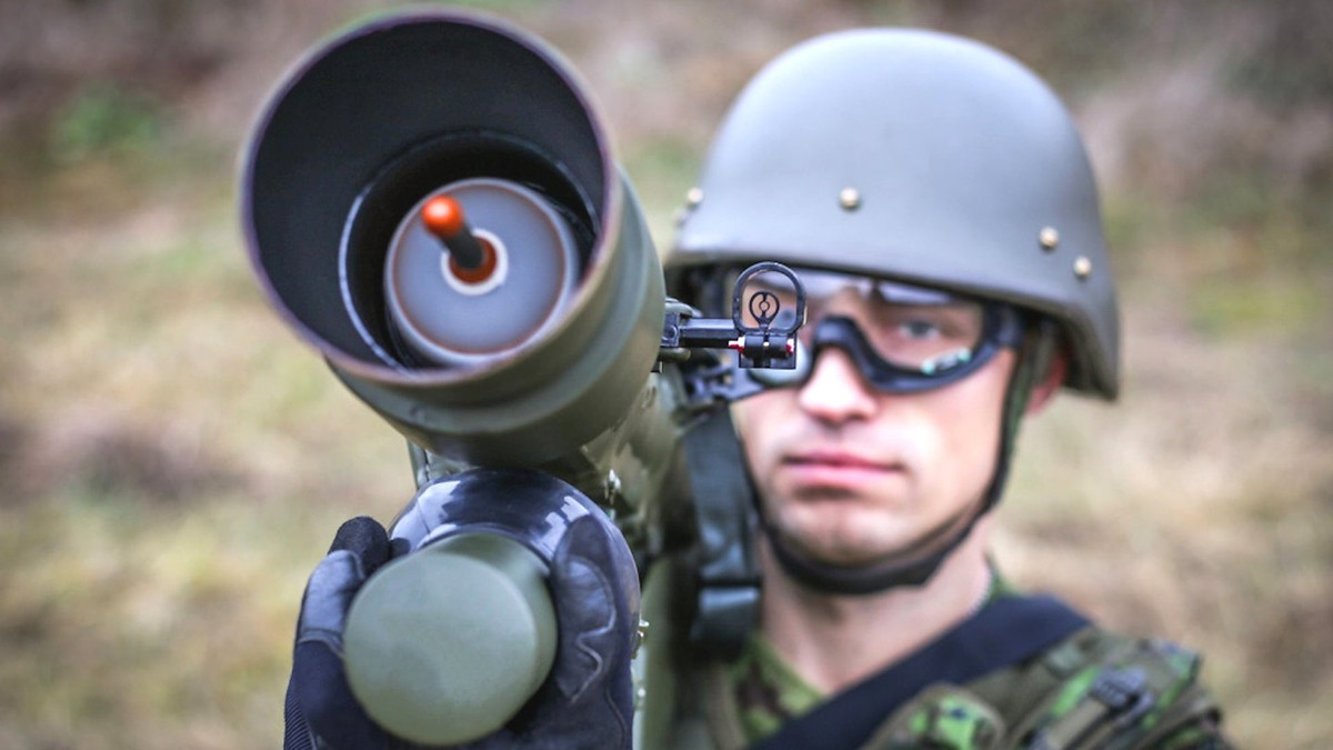 Hệ thống Piorun có một bàn phím nhỏ ở bên phải của mô-đun kích hoạt có thể được sử dụng để chọn các loại mục tiêu, môi trường và chế độ làm việc. Ngoài ra còn có một ống ngắm quang học ngày/đêm gắn trên ống phóng.