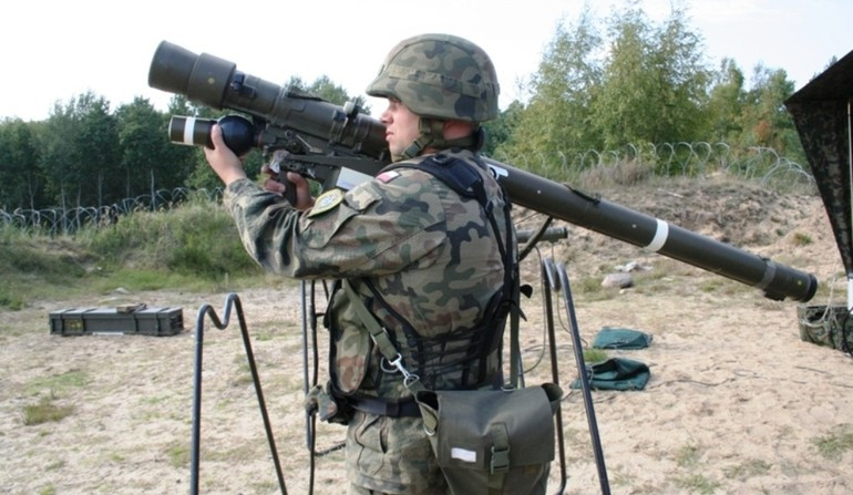 Giá trị của hợp đồng là gần một tỷ Zloty Ba Lan. Theo thỏa thuận, công ty MESKO SA trong giai đoạn 2017-2022 sẽ sản xuất và cung cấp cho lực lượng vũ trang Ba Lan 1.300 tên lửa và 420 thân súng của hệ thống phòng không di động “PIORUN” (MANPAD). Nguồn ảnh: Guns.