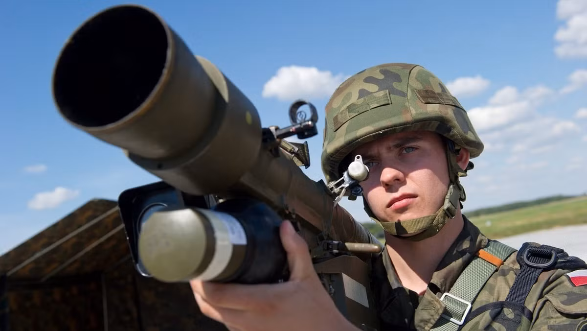 Piorun (nghĩa là "tiếng sét" trong tiếng Ba Lan) là một hệ thống phòng không cơ động do Ba Lan sản xuất, được thiết kế để tiêu diệt máy bay bay thấp, máy bay, trực thăng và các phương tiện bay không người lái.