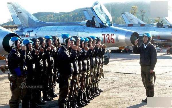 Các phi công Triều Tiên có nhiều kinh nghiệm chiến đấu trong các cuộc chiến tranh lớn khác trên thế giới. Phi công Triều Tiên được đánh giá cao khi được triển khai tới Ai Cập và Syria vào đầu những năm 1970, trong chiến tranh Yom Kippur.