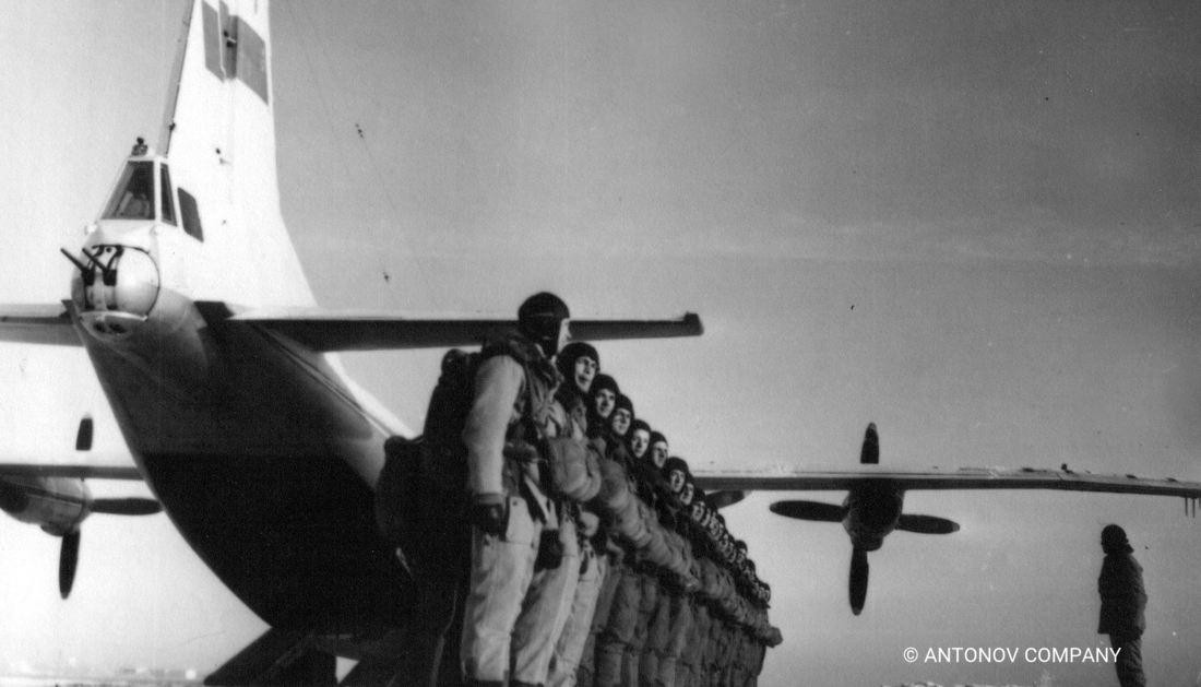 Hai dãy đèn dạ hàng của sân bay này được bật lên, cùng lúc các thông báo được phép hạ cánh từ đài kiểm soát và chỉ huy sân bay. Chuyến hạ cánh của chiếc An-12 lăn về sân đỗ rất gần đài chỉ huy. Túa ra sau khi bửng đuôi máy bay hạ xuống là các lính dù, súng AK lăm lăm, họ lao hết tốc lực đến các tòa nhà gần đó.