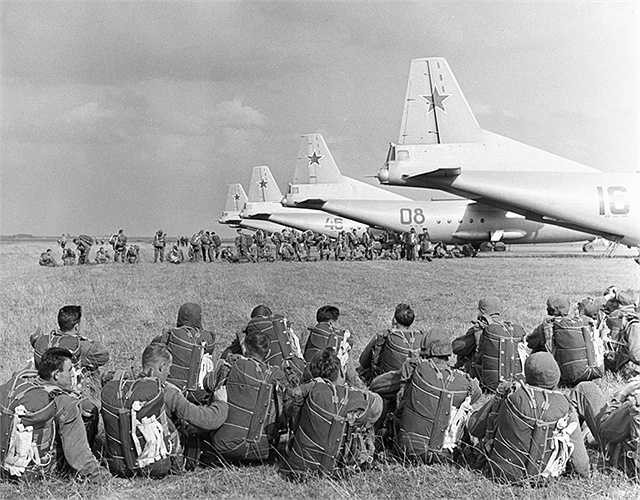 Thông tin chiến đấu được triển khai nhanh, truyền tin báo cho bộ đội tại CHDC Đức và Ba Lan về việc đổ quân hoàn tất. Máy bay tiếp tục bay đến chở các trang bị và hậu cần bảo đảm, cho đến 8 giờ sáng.