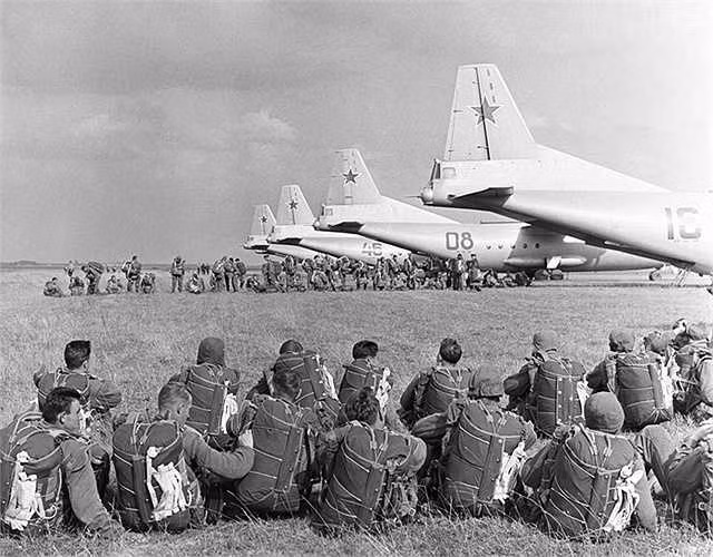 Thông tin chiến đấu được triển khai nhanh, truyền tin báo cho bộ đội tại CHDC Đức và Ba Lan về việc đổ quân hoàn tất. Máy bay tiếp tục bay đến chở các trang bị và hậu cần bảo đảm, cho đến 8 giờ sáng.