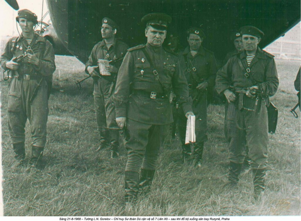 Trên chiếc máy bay đầu tiên bố trí Sở chỉ huy tiền phương sư đoàn có 80 lính trinh sát dù, cùng Tư lệnh Sư đoàn 7, tướng Gorelov Lev Nikolayevich. Ngoài ra còn có 4 điện đài viên, cùng 5 sĩ quan điều khiển không lưu của Không quân Nga. Máy bay dừng cách tòa nhà phi trường khoảng 400 m.