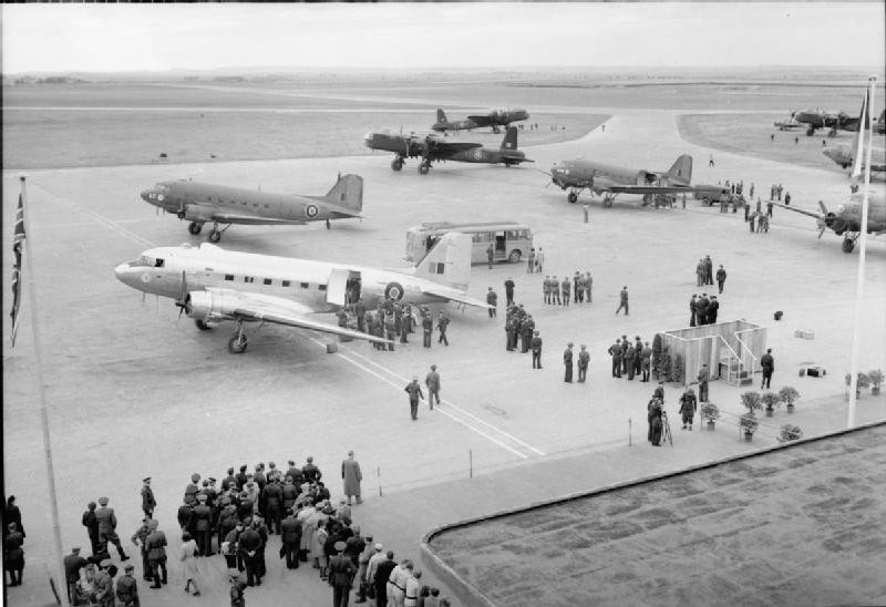 Lúc đó các phân đội và ngay cả Tư lệnh sư đoàn, các điều phối viên không lưu trong đội hình chiến đấu cũng chạy thục mạng về phía các tòa nhà trong tư thế tiến công. Đại đội 2 trung đoàn nhảy dù 108 ngay lập tức chiếm quyền kiểm soát đài chỉ huy không lưu (KDP), chiếm nhà ga hàng không, thay thế các nhân viên không lưu Tiệp Khắc bằng người Liên Xô.