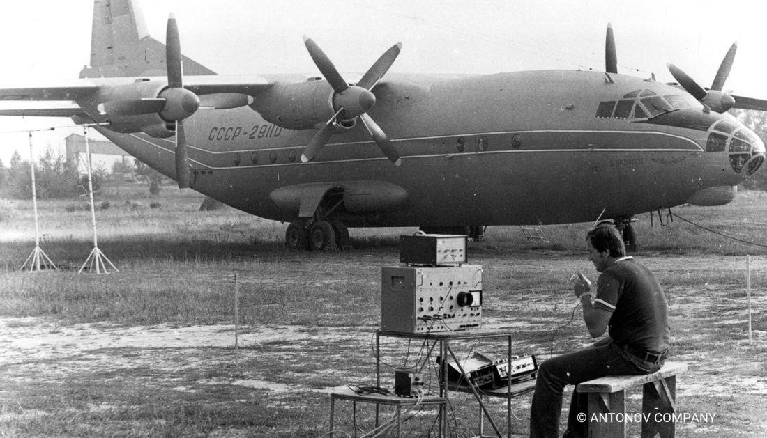 Việc xuất hiện máy bay vận tải của Liên Xô trên không phận Tiệp Khắc, không bay theo đường bay quy ước, chắc chắn bị lực lượng kiểm soát không lưu nước này nghi vấn. Trước đó chỉ huy đổ bộ đã khéo léo phát tín hiệu từ xa, yêu cầu đài chỉ huy sân bay Ruzine ở Praha cho “một vận tải cơ An-12” hạ cánh khẩn cấp vì “trục trặc kỹ thuật”.