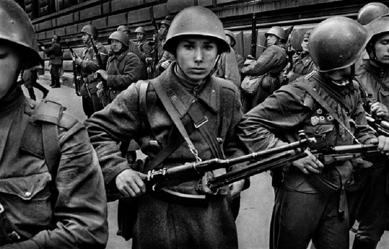 Việc phong toả Học viện Quân sự - Chính trị Praha do Trung đoàn trưởng nhảy dù cận vệ 108 Sokolov chỉ huy. Chi đội dù hỗn hợp 8 giờ 30 xông vào khuôn viên, chặn tất cả các lối ra vào, phong tỏa trại lính, chung cư sĩ quan và tòa nhà chính của học viện, khu vực học viện bị phong tỏa toàn bộ.