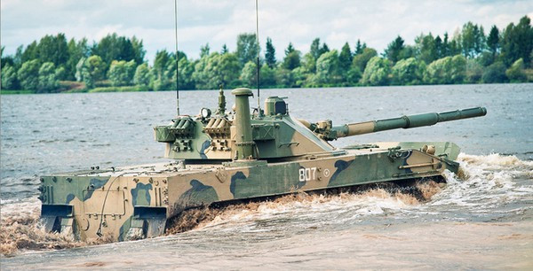 Ngoài ra xe tăng hạng nhẹ K21-105 còn đảm nhiệm được chức năng của pháo tự hành yểm trợ hỏa lực gián tiếp, do nòng của xe có thể nâng lên được tới góc 42 độ với tầm bắn xa 15 km, khiến nó trở thành phương tiện chiến đấu "2 trong 1" độc đáo.