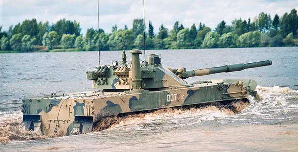 Ngoài ra xe tăng hạng nhẹ K21-105 còn đảm nhiệm được chức năng của pháo tự hành yểm trợ hỏa lực gián tiếp, do nòng của xe có thể nâng lên được tới góc 42 độ với tầm bắn xa 15 km, khiến nó trở thành phương tiện chiến đấu "2 trong 1" độc đáo.