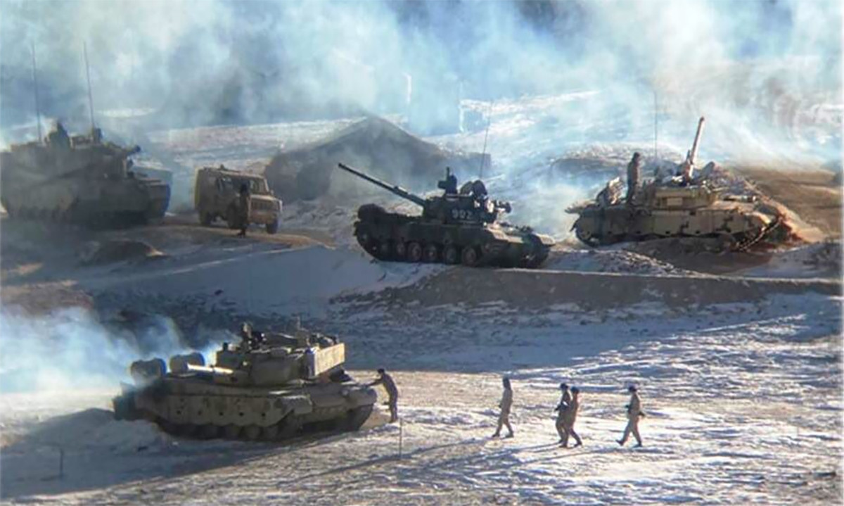 Trong thời gian căng thẳng với quân đội Trung Quốc ở khu vực Ladakh năm 2020, điểm yếu của quân đội Ấn Độ được giới phân tích nhanh chóng chỉ ra, là do thiếu những loại xe tăng hạng nhẹ phù hợp với địa hình đồi núi tại khu vực biên giới giáp với Trung Quốc.