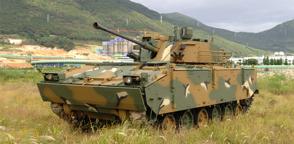 Hỏa lực của xe tăng K21-105 là tháp pháo 105 mm Cockerill XC-8-105HP, do công ty quốc phòng CMI của Bỉ sản xuất. Đây là tháp pháo dạng module nhỏ, nhẹ, được trang bị sẵn hệ thống điều khiển hỏa lực độc lập.