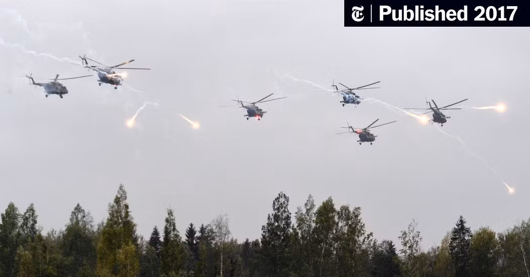 Video được chia sẻ trên mạng xã hội hôm 24/2 cho thấy máy bay trực thăng và khói bốc lên từ sân bay Hostomel, Ukraine, khi Nga bắt đầu cuộc tấn công toàn diện.