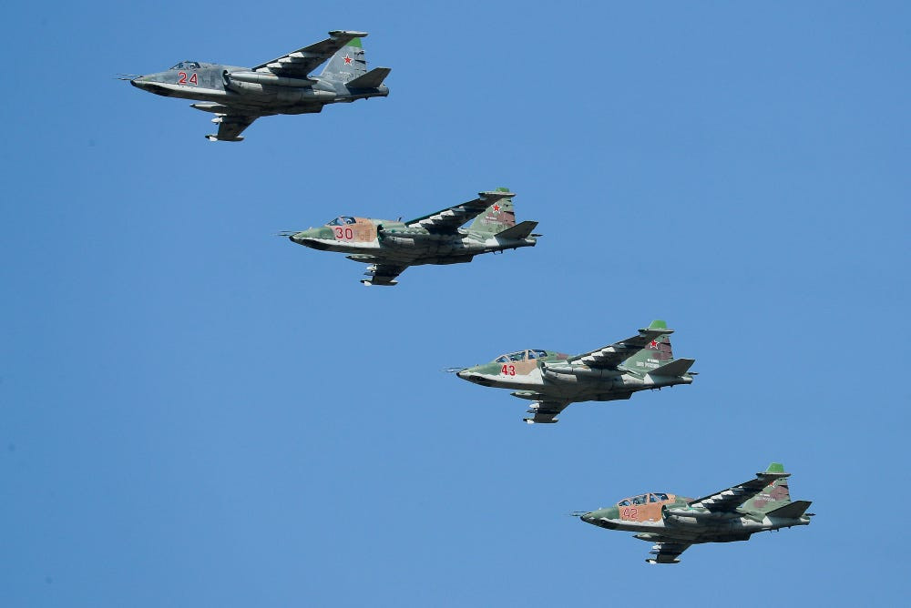 Thứ hai là chiến đấu cơ, khi tấn công Ukraine trong những ngày qua, quân đội Nga đã đưa vào sử dụng một loạt máy bay có khả năng bắn tên lửa không đối đất có điều khiển hoặc thả các loại bom "câm" như bom chùm hoặc bom phân mảnh.