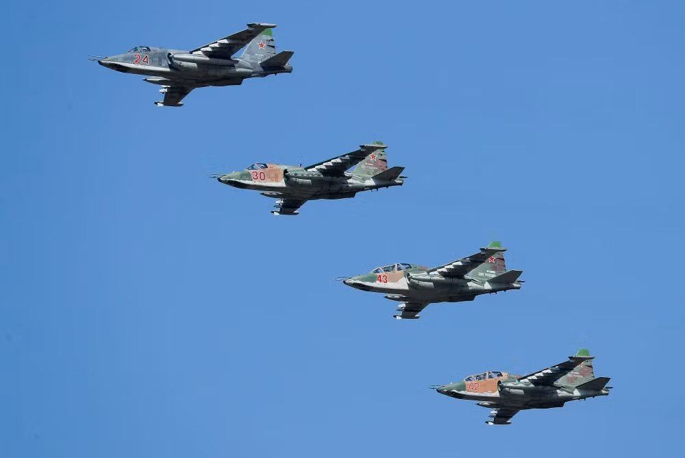 Thứ hai là chiến đấu cơ, khi tấn công Ukraine trong những ngày qua, quân đội Nga đã đưa vào sử dụng một loạt máy bay có khả năng bắn tên lửa không đối đất có điều khiển hoặc thả các loại bom "câm" như bom chùm hoặc bom phân mảnh.