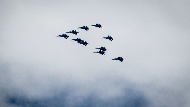 Một quan chức quốc phòng cấp cao của Mỹ cho biết, các đánh giá ban đầu của Mỹ xác nhận có khoảng 75 máy bay ném bom cánh cố định của Nga đã tham gia vào các cuộc không kích ban đầu trên khắp Ukraine, tập trung chủ yếu vào việc làm suy giảm khả năng phòng không của Ukraine với các mục tiêu như kho đạn và sân bay.