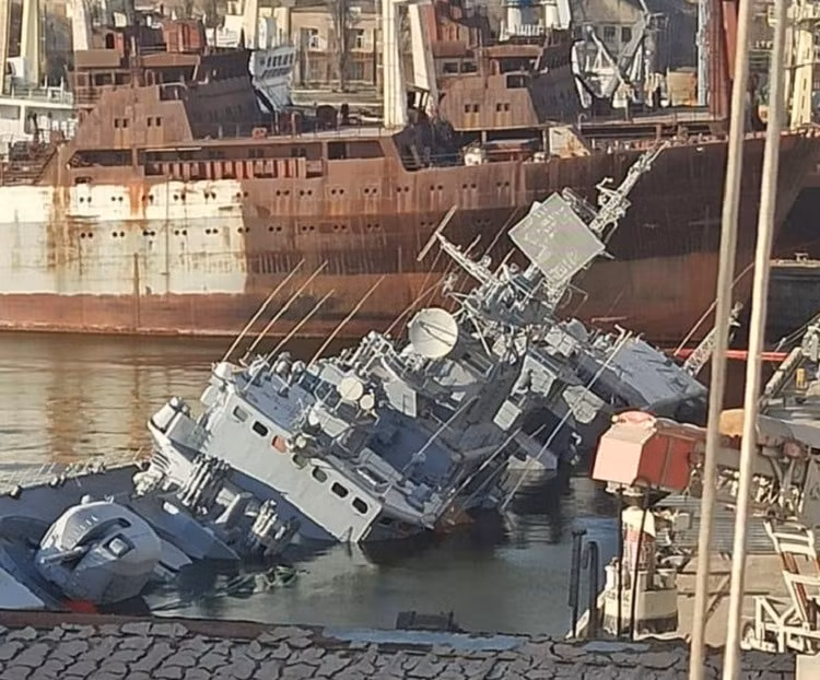 Trên mạng xã hội đã xuất hiện nhiều hình ảnh về tình hình chiến sự xung quanh thành phố Odessa, trong đó đáng chú ý nhất là tại quân cảng của thành phố, chiếc tàu chiến lớn nhất của Ukraine Hetman Sahaidachny đã bị chính thủy thủ nước này phá hủy để ngăn rơi vào tay Nga.