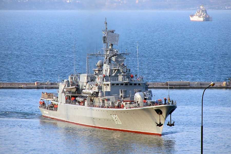 Tàu được hạ thủy vào ngày 29/3/1992 và được đưa vào hoạt động từ ngày 2/4/1993. Tàu Hetman Sahaidachny có căn cứ tại Odessa từ tháng 3/2014, con tàu là soái hạm của hải quân Ukraine. Vũ khí trang bị chính của Hetman Sahaidachny là một khẩu pháo 100 mm.