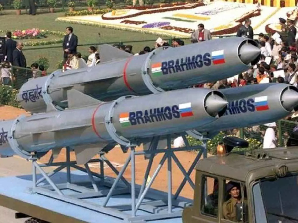 Cái tên BrahMos là tên viết tắt của hai con sông Brahmaputra của Ấn Độ và Moskva của Nga. Loại tên lửa này có vận tốc 2,5 đến 2,8 Mach. Nó nhanh hơn 3,5 lần so với tên lửa hành trình Harpoon của Mỹ. Mẫu siêu thanh mới cũng đang được nghiên cứu và phát triển.