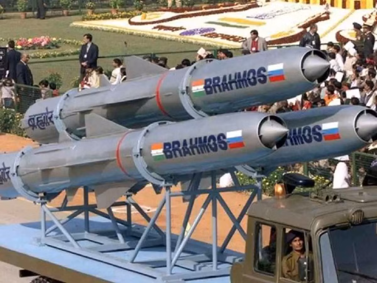 Cái tên BrahMos là tên viết tắt của hai con sông Brahmaputra của Ấn Độ và Moskva của Nga. Loại tên lửa này có vận tốc 2,5 đến 2,8 Mach. Nó nhanh hơn 3,5 lần so với tên lửa hành trình Harpoon của Mỹ. Mẫu siêu thanh mới cũng đang được nghiên cứu và phát triển.