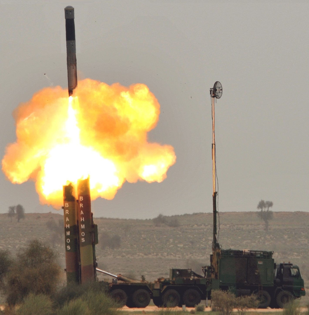 BrahMos là loại tên lửa hành trình siêu thanh ứng dụng công nghệ tàng hình có thể phóng từ tàu, tàu ngầm, máy bay hay các trạm phóng lưu động trên mặt đất.