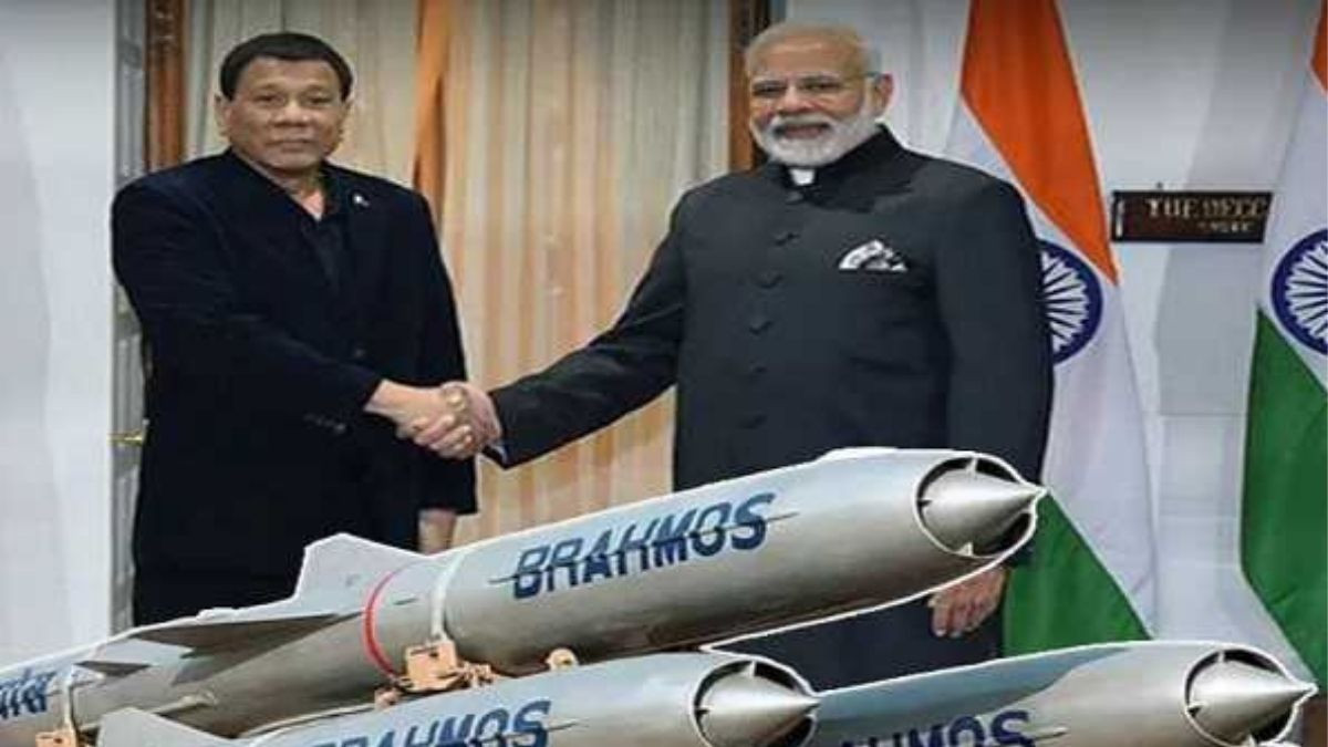Theo thông tấn xã chính thức của Philippines, buổi lễ ký kết hợp đồng được tổ chức tại trụ sở Bộ Quốc phòng ở thủ đô Manila, cũng có sự tham dự của đại sứ Ấn Độ tại Philippines.