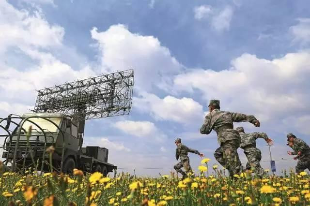 F-35 và F-22 được bảo vệ khỏi các tần số cao hơn trong các băng tần Ku, X, C và các phần của băng tần S. Nhưng cả hai máy bay phản lực đều có thể được nhìn thấy trên các radar của đối phương hoạt động ở các bước sóng dài hơn như L, UHF và VHF.