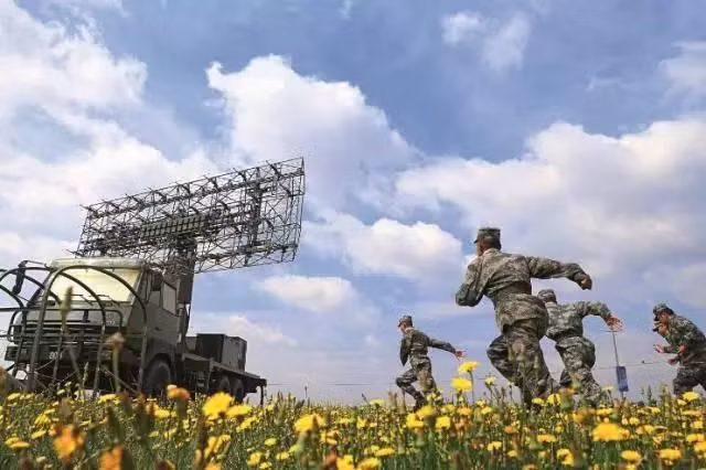 F-35 và F-22 được bảo vệ khỏi các tần số cao hơn trong các băng tần Ku, X, C và các phần của băng tần S. Nhưng cả hai máy bay phản lực đều có thể được nhìn thấy trên các radar của đối phương hoạt động ở các bước sóng dài hơn như L, UHF và VHF.