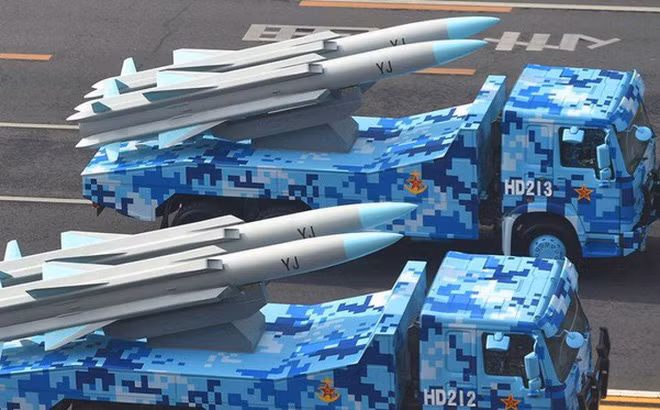 YJ-12 được đưa vào sử dụng từ năm 2014, tên lửa này được xem là mối đe dọa hàng đầu đối với các tàu chiến của Mỹ và đồng minh trong trường hợp có xung đột với PLA. Tên lửa cũng được cho là có lợi thế về hiệu suất chống lại các thiết kế tên lửa của đối thủ phương Tây như Harpoon và Exocet.